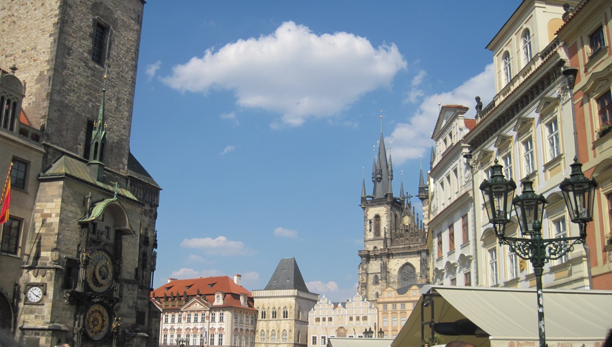 5-Praga-Alcuni palazzi nella piazza- in lontananza la chiesa di Santa Maria di Tyn